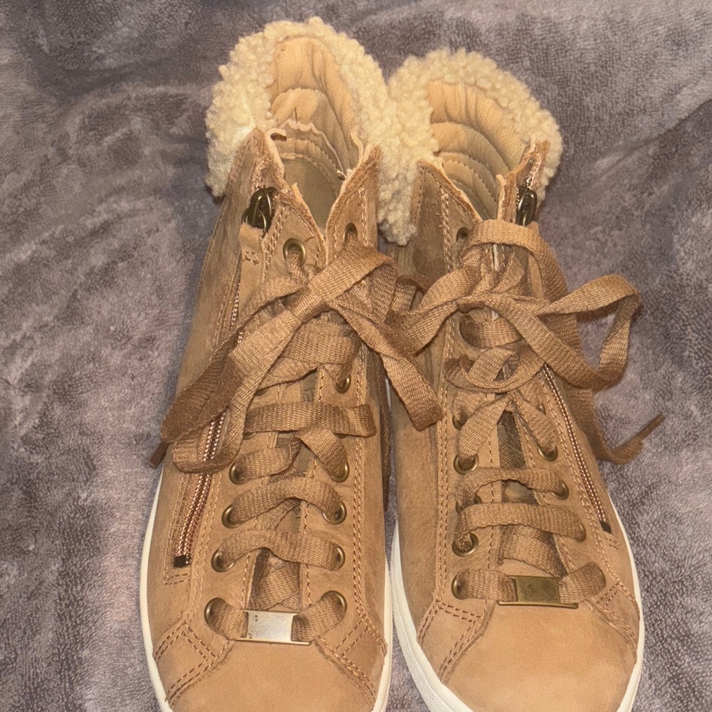 Tan high top sneakers UGG never worn